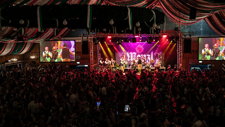 Echte Blasmusikfans lie&szlig;en sich auch den zweiten Auftritt in Folge am Dienstagabend nicht entgehen.