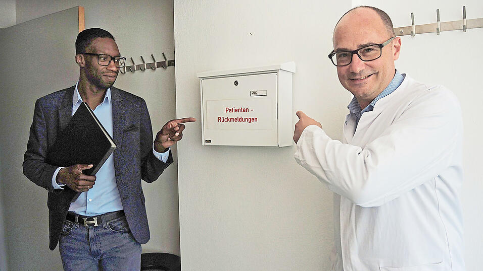 Das MVZ sei offen und dankbar für Kritik und Anregungen, versichern Chefarzt Professor Dr. Markus Radsak (r.) und Randy Reinheimer als Geschäftsleiter des MVZ/Onkologie. Eine gute Adresse hierfür sei der Briefkasten für Patienten-Rückmeldungen im Eingang des Wartebereichs. Das MVZ sei offen und dankbar für Kritik und Anregungen, versichern Chefarzt Professor Dr. Markus Radsak (r.) und Randy Reinheimer als Geschäftsleiter des MVZ/Onkologie. Eine gute Adresse hierfür sei der Briefkasten für Patienten-Rückmeldungen im Eingang des Wartebereichs.