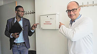 Das MVZ sei offen und dankbar für Kritik und Anregungen, versichern Chefarzt Professor Dr. Markus Radsak (r.) und Randy Reinheimer als Geschäftsleiter des MVZ/Onkologie. Eine gute Adresse hierfür sei der Briefkasten für Patienten-Rückmeldungen im Eingang des Wartebereichs.