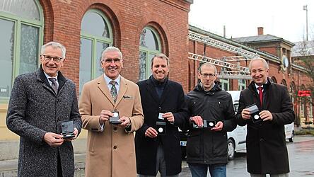 Vor dem Bahnhof in Landau präsentierten (v. l.) Werner Bumeder, Walter Strohmaier, Matthias Kohlmayer, Manfred Niedl und Robert Elsberger den 42. Weihnachtstaler der Sparkasse Niederbayern-Mitte.