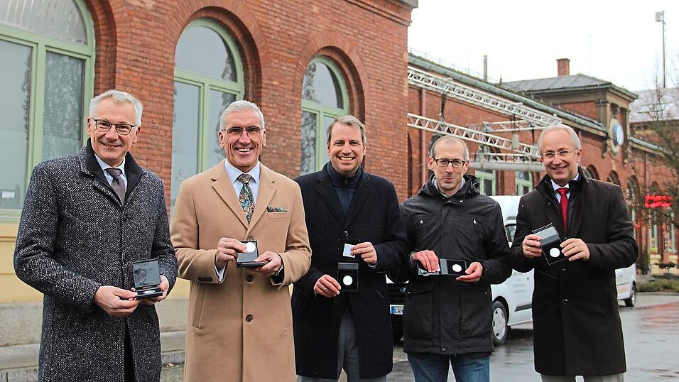Vor dem Bahnhof in Landau präsentierten (v. l.) Werner Bumeder, Walter Strohmaier, Matthias Kohlmayer, Manfred Niedl und Robert Elsberger den 42. Weihnachtstaler der Sparkasse Niederbayern-Mitte.