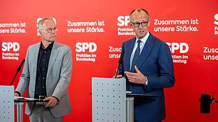 Kanzler Friedrich Merz (CDU) und SPD-Fraktionschef Matthias Miersch sprechen vor der Sitzung der SPD-Bundestagsfraktion vor Pressevertretern. Kanzler Friedrich Merz (CDU) und SPD-Fraktionschef Matthias Miersch sprechen vor der Sitzung der SPD-Bundestagsfraktion vor Pressevertretern.