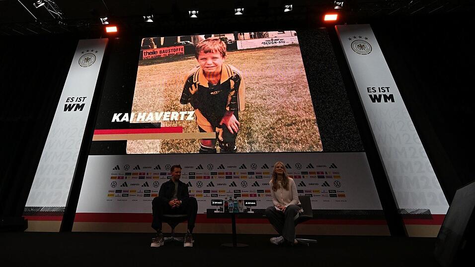 Julian Nagelsmann (l) lobt Kai Havertz bei der WM-Nominierung in einem Video, das den Arsenal-Profi (oben) als kleinen Jungen zeigt. (Archivbild) Julian Nagelsmann (l) lobt Kai Havertz bei der WM-Nominierung in einem Video, das den Arsenal-Profi (oben) als kleinen Jungen zeigt. (Archivbild)