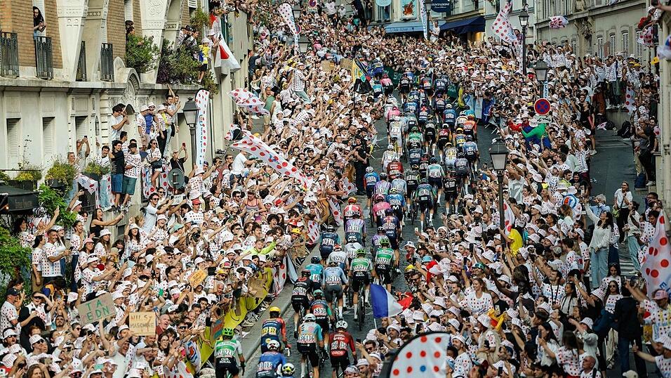 Wieder ein Tour-Highlight: Das Peloton überquert den Montmartre-Hügel. (Archivbild) Wieder ein Tour-Highlight: Das Peloton überquert den Montmartre-Hügel. (Archivbild)