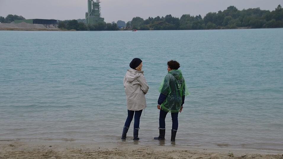 Warum schlechtes Wetter am Festival gut ist: Gummistiefel waschen. Warum schlechtes Wetter am Festival gut ist: Gummistiefel waschen.