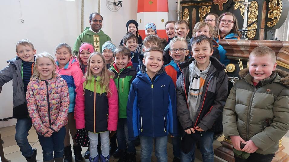 Die Kommunionkinder sind stolz auf 'ihren' Leuchtturm, der passend zum Leitbild der diesjährigen Erstkommunion 'Jesus ist unser Lichtturm' von den Eltern des Kommunionkindes Noah Wittenzellner gefertigt wurde. Die Kommunionkinder sind stolz auf 'ihren' Leuchtturm, der passend zum Leitbild der diesjährigen Erstkommunion 'Jesus ist unser Lichtturm' von den Eltern des Kommunionkindes Noah Wittenzellner gefertigt wurde.