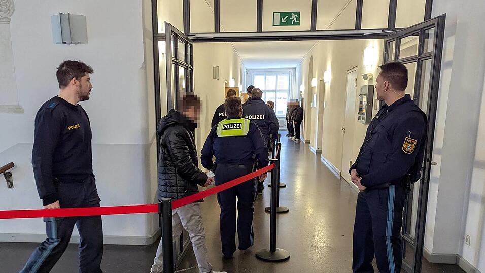 Die zahlreichen Augenzeugen berichteten von einem &Uuml;berfall 'wie aus einem Film. &Uuml;berall war Blut.'