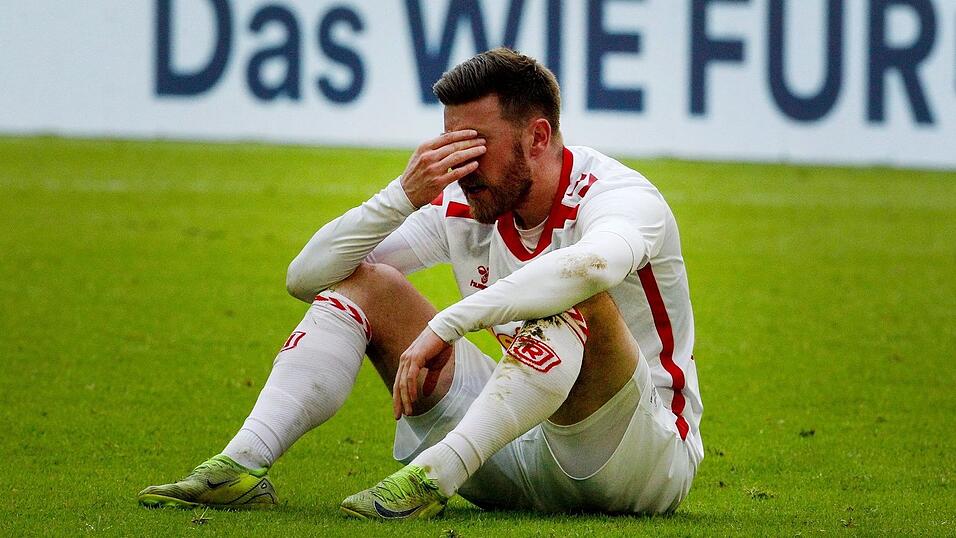 Für Christian Kühlwetter und Jahn Regensburg sieht es in der 2. Liga düster aus. Für Christian Kühlwetter und Jahn Regensburg sieht es in der 2. Liga düster aus.