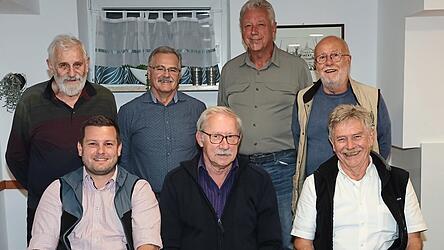 Neuwahl beim Geflügelzuchtverein: (vorne v.l.) Johannes Wiedl, Vorsitzender Karl Pritzl, zweiter Vorsitzender Anton Schütz und (hinten v.l.) Gerhard Zettl, Johann Erlinger, Anton Euringer und Reinhard Plank.