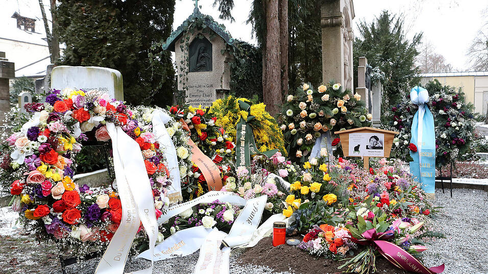 Bei der Trauerfeier gab Oberb&uuml;rgermeister Alexander Putz bekannt, dass der Stadtrat einstimmig ein Ehrengrab f&uuml;r die verdiente Publizistin beschlossen hat.