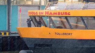 Auf stürmischer Fahrt über die Elbe hat eine große Welle die Frontscheiben der Hamburger Hafenfähre zerschlagen.