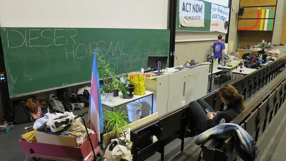 Zur Versorgung der Teilnehmer haben die Organisatoren Schlafsäcke und Lebensmittel für die nächsten zwei Wochen mitgebracht. Zur Versorgung der Teilnehmer haben die Organisatoren Schlafsäcke und Lebensmittel für die nächsten zwei Wochen mitgebracht.