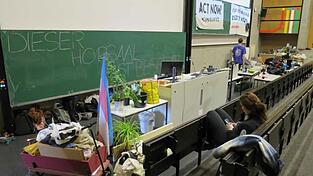 Zur Versorgung der Teilnehmer haben die Organisatoren Schlafsäcke und Lebensmittel für die nächsten zwei Wochen mitgebracht. Zur Versorgung der Teilnehmer haben die Organisatoren Schlafsäcke und Lebensmittel für die nächsten zwei Wochen mitgebracht.