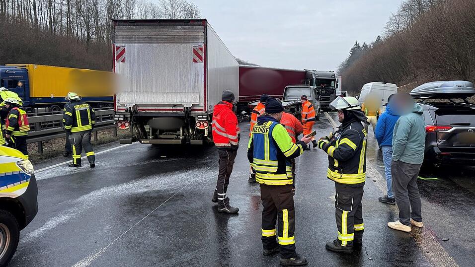 Glätte hat auf der A44 eine Unfallserie ausgelöst. Glätte hat auf der A44 eine Unfallserie ausgelöst.