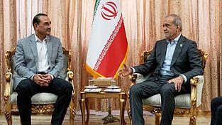Pakistans Armeechef Asim Munir traf sich in Teheran mit dem iranischen Präsidenten Massud Peseschkian. Pakistans Armeechef Asim Munir traf sich in Teheran mit dem iranischen Präsidenten Massud Peseschkian.