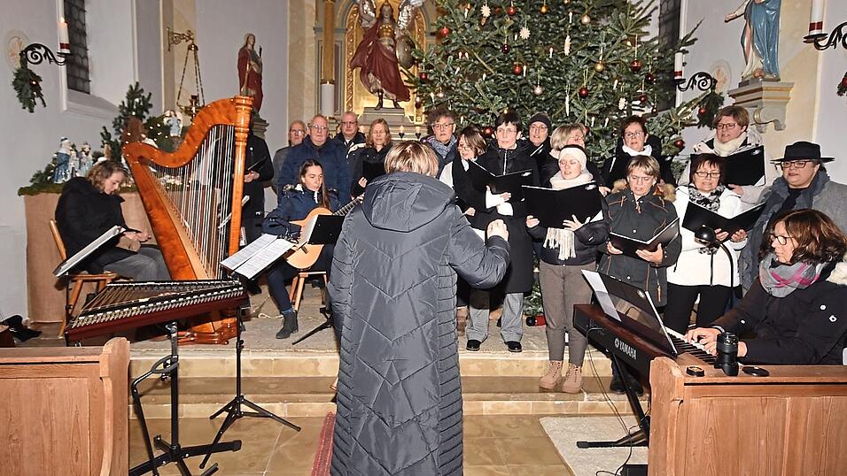 So treten die &bdquo;Barbara Singers&ldquo; heute auf - hier beim traditionellen Adventskonzert im Michaels-Kirchlein zu Salksdorf.