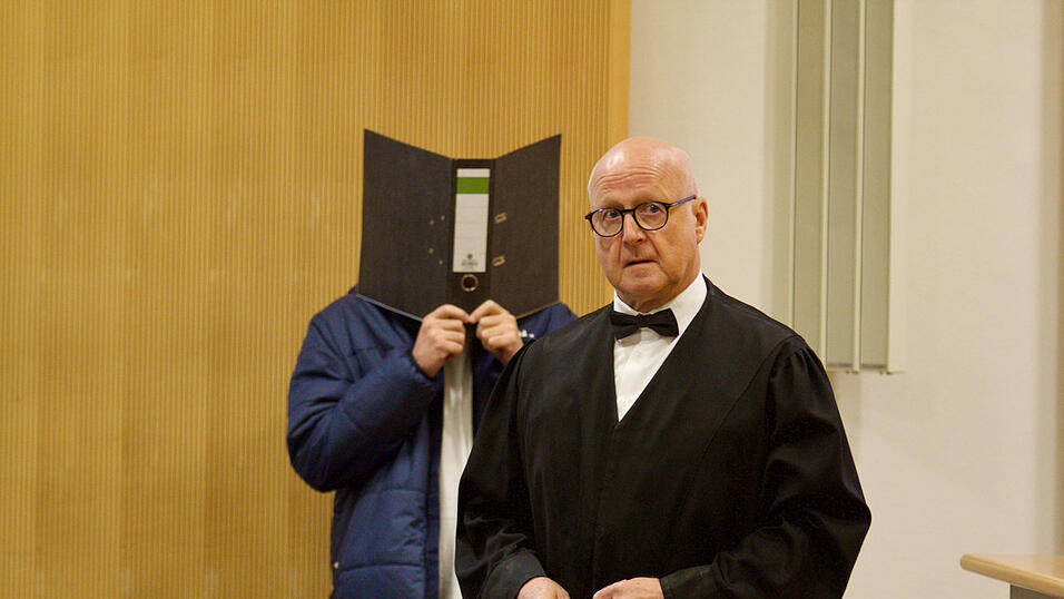 An den ersten beiden Prozesstag verdeckte der Angeklagte sein Gesicht noch von einem Aktenordner. Inzwischen scheint er sich im Gerichtssaal akklimatisiert zu haben. An den ersten beiden Prozesstag verdeckte der Angeklagte sein Gesicht noch von einem Aktenordner. Inzwischen scheint er sich im Gerichtssaal akklimatisiert zu haben.