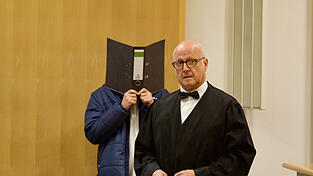 An den ersten beiden Prozesstag verdeckte der Angeklagte sein Gesicht noch von einem Aktenordner. Inzwischen scheint er sich im Gerichtssaal akklimatisiert zu haben. An den ersten beiden Prozesstag verdeckte der Angeklagte sein Gesicht noch von einem Aktenordner. Inzwischen scheint er sich im Gerichtssaal akklimatisiert zu haben.