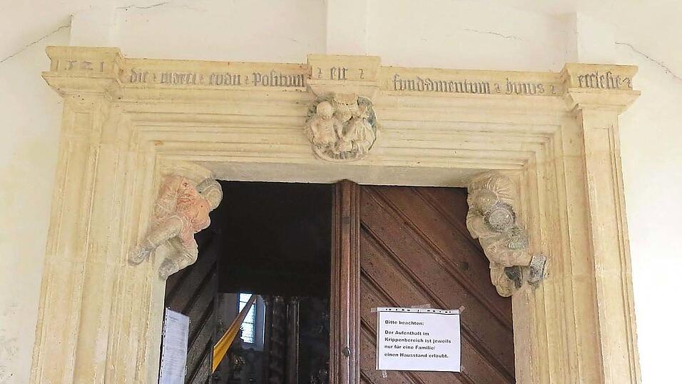 Über dem Eingangsportal ist der 25. April 1521 als Tag der Grundsteinlegung belegt.