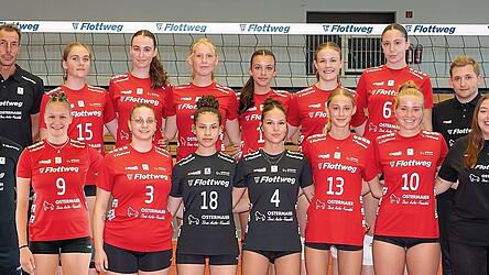 Das Team der Roten Raben II mit dem Stab der Trainer und Betreuer.