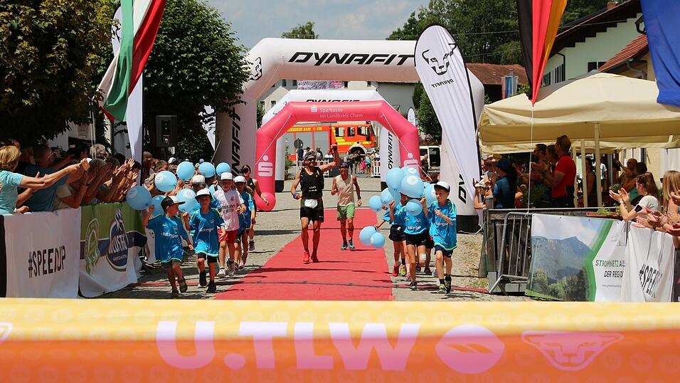 Der &bdquo;K&ouml;nig vom Bayerwald&ldquo;, Markus Mingo, genie&szlig;t seinen Zieleinlauf.