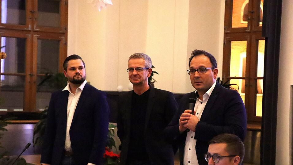 B&uuml;rgermeister Martin Stoiber, Konzernbevollm&auml;chtigter bei der Deutschen Telekom Stefan Kranz und Kommunalberater Glasfaser von der Deutschen Telekom Christian Beiderbeck (von rechts) informieren &uuml;ber den Glasfaserausbau &bdquo;Graue Flecken&ldquo; ab dem kommenden Jahr.