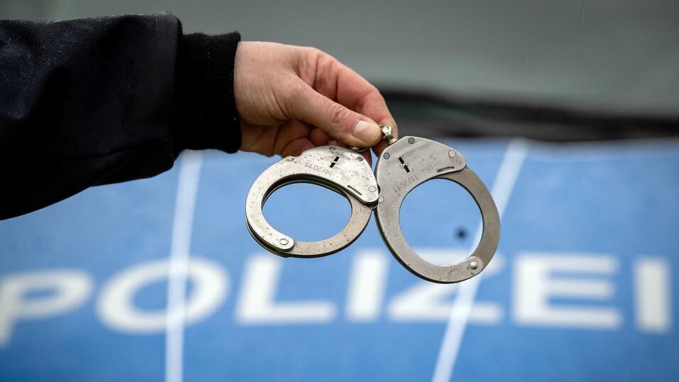 Der Mann wurde von der Polizei festgenommen. (Symbolbild)