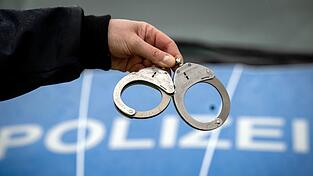 Der Mann wurde von der Polizei festgenommen. (Symbolbild)