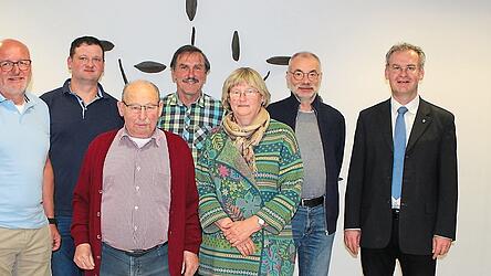 Thomas Huber verabschiedete die scheidenden Gemeinder&auml;te v.l. Michael Kreitmeier, Martin Selmansperger, Franz Bauer, Franz Sigl, Christine Attenkofer und Gerhard Barth. Nicht auf dem Foto Johann Schmid.