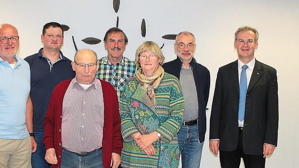 Thomas Huber verabschiedete die scheidenden Gemeinder&auml;te v.l. Michael Kreitmeier, Martin Selmansperger, Franz Bauer, Franz Sigl, Christine Attenkofer und Gerhard Barth. Nicht auf dem Foto Johann Schmid.