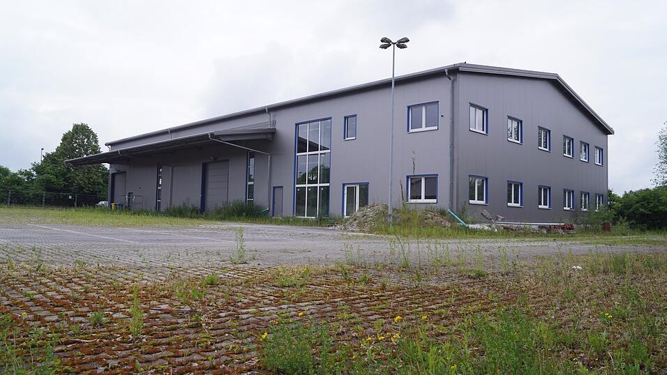 Die Debatte um eine geplante Unterkunft f&uuml;r bis zu 201 Fl&uuml;chtlinge in dieser ehemaligen Montagehalle an der Frontenhausener Stra&szlig;e in Vilsbiburg ist im Sommer beendet. Das Projekt ist vom Tisch.