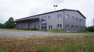 Die Debatte um eine geplante Unterkunft für bis zu 201 Flüchtlinge in dieser ehemaligen Montagehalle an der Frontenhausener Straße in Vilsbiburg ist im Sommer beendet. Das Projekt ist vom Tisch. Die Debatte um eine geplante Unterkunft für bis zu 201 Flüchtlinge in dieser ehemaligen Montagehalle an der Frontenhausener Straße in Vilsbiburg ist im Sommer beendet. Das Projekt ist vom Tisch.