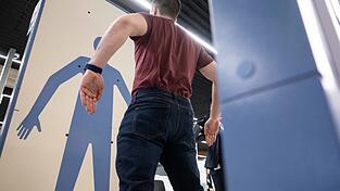 Der Wandel hin zu mehr High Tech bei der Sicherheitskontrolle am Flughafen sei alternativlos, hei&szlig;t es vom Verband der Luftsicherheitsunternehmen. (Symbolbild)