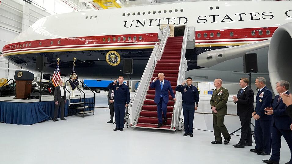 Trump salutiert auf der Gangway des geschenkten Flugzeugs. Trump salutiert auf der Gangway des geschenkten Flugzeugs.