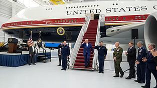 Trump salutiert auf der Gangway des geschenkten Flugzeugs. Trump salutiert auf der Gangway des geschenkten Flugzeugs.