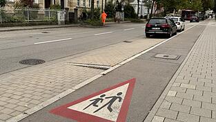 In der Landshuter Straße liegen nahe der Altstadt unter anderem eine Schule und eine Kita. Die Kinder bräuchten mehr Verkehrssicherheit, sagen die Grünen.