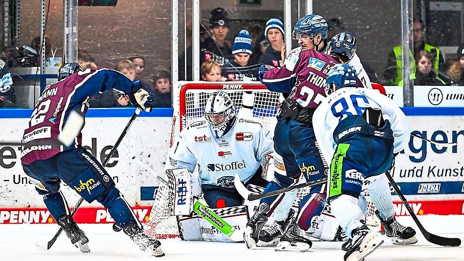 Schlussmann Florian Bugl traf am Sonntag beim 0:4 in Iserlohn noch die wenigste Schuld. Zu schwer machten ihm seine Vorderleute um Skyler McKenzie den Job zwischen den Pfosten. Schlussmann Florian Bugl traf am Sonntag beim 0:4 in Iserlohn noch die wenigste Schuld. Zu schwer machten ihm seine Vorderleute um Skyler McKenzie den Job zwischen den Pfosten.