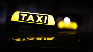 In der Nacht des 30. M&auml;rz lie&szlig; sich der 63-J&auml;hrige mit dem Taxi zur Grieserwiese fahren. Anstatt zu zahlen, bedrohte er den Taxifahrer mit einer Schreckschusspistole. (Symbolfoto)