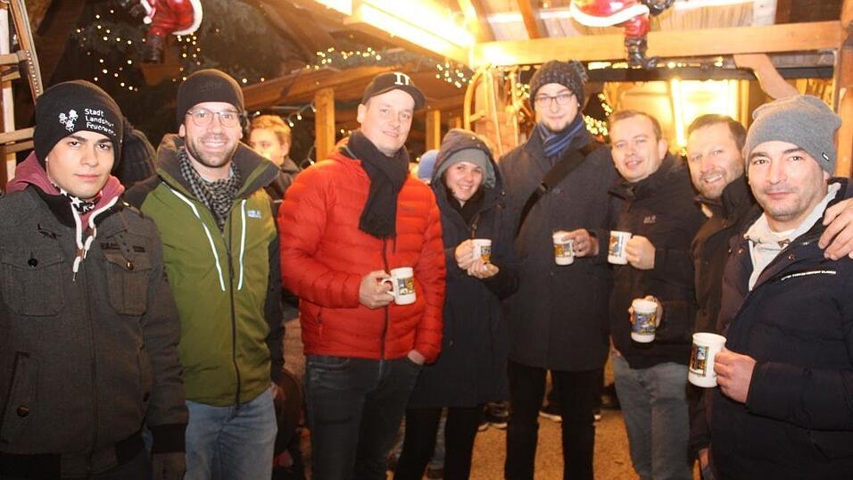 Die Perchtengruppe 'Frisinger Fratz'n' trat am Mittwochabend auf dem Landshuter Christkindlmarkt auf. Die Perchtengruppe 'Frisinger Fratz'n' trat am Mittwochabend auf dem Landshuter Christkindlmarkt auf.