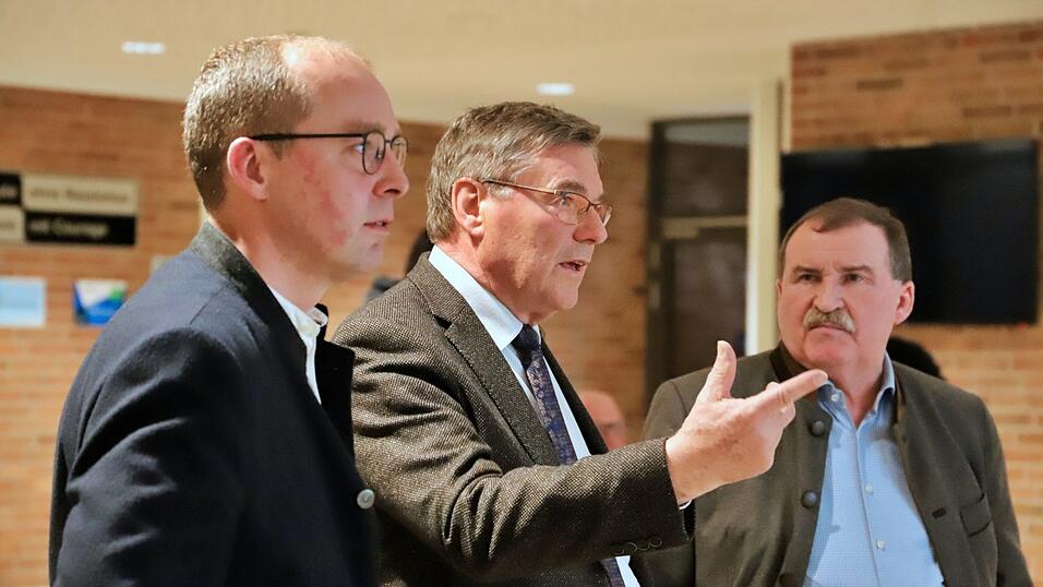 CSU-Kandidat Hiergeist verfolgt die Ergebnisse zusammen mit MdB Max Straubinger (r.) und B&uuml;rgermeister Josef Hopfensperger