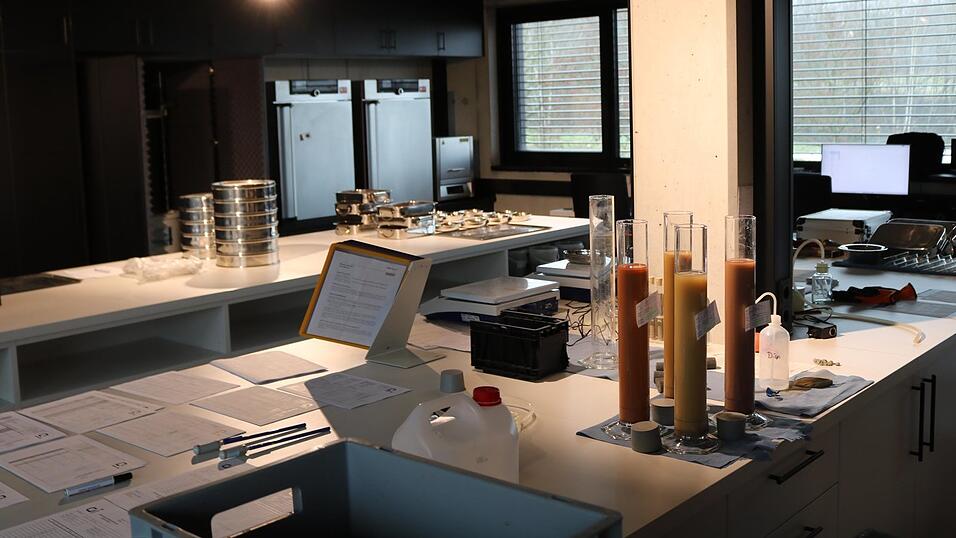 Das Labor ist mit allen N&ouml;tigen f&uuml;r die Bodenuntersuchung ausgestattet. Es gibt auch einen Lastenaufzug.