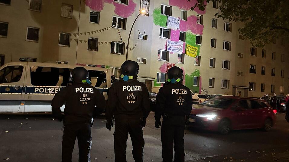 Dutzende Menschen wehren sich in Berlin-Mitte gegen die Räumung von teilweise besetzten Häusern. Dutzende Menschen wehren sich in Berlin-Mitte gegen die Räumung von teilweise besetzten Häusern.