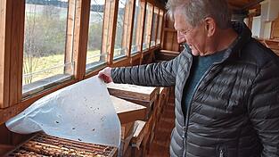 Der Imker Thomas Hofstetter beobachtet die Verbreitung der asiatischen Hornisse mit Sorge. Sie könnte seinen und vielen weiteren Bienen gefährlich werden. Der Imker Thomas Hofstetter beobachtet die Verbreitung der asiatischen Hornisse mit Sorge. Sie könnte seinen und vielen weiteren Bienen gefährlich werden.