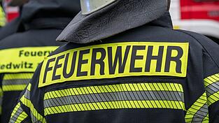 Die Feuerwehr konnte verhindern, dass sich der Brand weiter ausbreitet. Es kam aber zu Schreckmomenten beim Einsatz. (Symbolbild) Die Feuerwehr konnte verhindern, dass sich der Brand weiter ausbreitet. Es kam aber zu Schreckmomenten beim Einsatz. (Symbolbild)