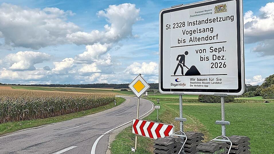 Die Staatsstraße ist von Montag, 21. September, bis voraussichtlich Ende Dezember auf einer Länge von rund 2,4 Kilometern gesperrt. Die Staatsstraße ist von Montag, 21. September, bis voraussichtlich Ende Dezember auf einer Länge von rund 2,4 Kilometern gesperrt.