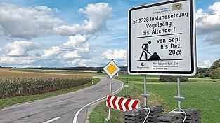Die Staatsstraße ist von Montag, 21. September, bis voraussichtlich Ende Dezember auf einer Länge von rund 2,4 Kilometern gesperrt. Die Staatsstraße ist von Montag, 21. September, bis voraussichtlich Ende Dezember auf einer Länge von rund 2,4 Kilometern gesperrt.