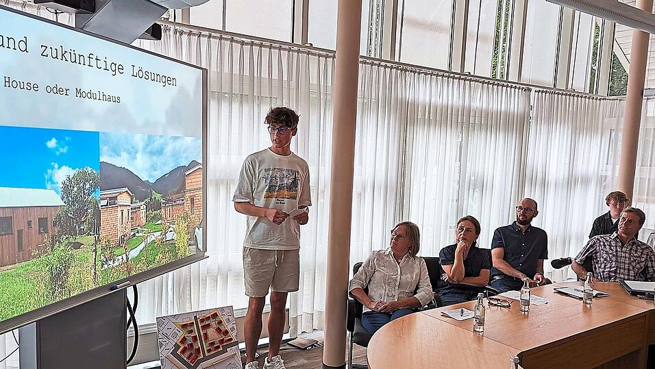 Interessiert hörten die Gemeinderäte dem Vortrag der Seligenthaler Gymnasiasten, wie hier Constantin Muth, zu. Interessiert hörten die Gemeinderäte dem Vortrag der Seligenthaler Gymnasiasten, wie hier Constantin Muth, zu.