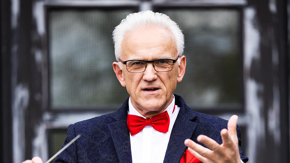 Der Österreicher Johann Mösenbichler ist seit 2006 Dirigent des Polizeiorchesters Bayern. Der Österreicher Johann Mösenbichler ist seit 2006 Dirigent des Polizeiorchesters Bayern.