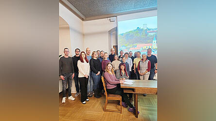 Regisseurin Melody Bayer (sitzend, vorne) mit Bürgermeisterin Heike Fries bei der Vertragsunterzeichnung. Dahinter die Burghofspieler mit altbekannten und neuen Gesichtern sowie einer der Koordinatoren, Karl Semmelmann, und Angela Wilholm vom Tourismusbüro. Regisseurin Melody Bayer (sitzend, vorne) mit Bürgermeisterin Heike Fries bei der Vertragsunterzeichnung. Dahinter die Burghofspieler mit altbekannten und neuen Gesichtern sowie einer der Koordinatoren, Karl Semmelmann, und Angela Wilholm vom Tourismusbüro.