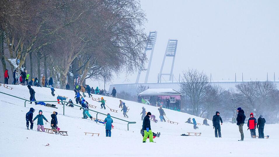 Winterspaß am statt Fußball im Weserstadion: Die jungen Bremer nutzten das Wetter, um vor dem Weserstadion zu rodeln. Winterspaß am statt Fußball im Weserstadion: Die jungen Bremer nutzten das Wetter, um vor dem Weserstadion zu rodeln.